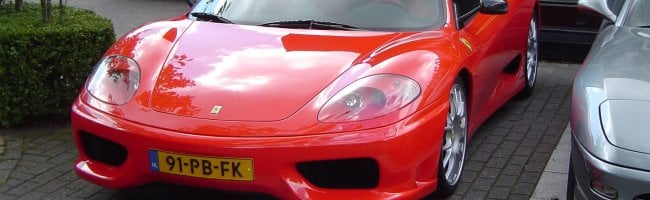 Ferrari rouge vif, voiture de sport