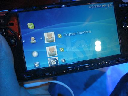 Illustration d'une PSP avec l'application Skype ouverte