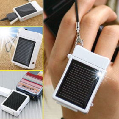 Un panneau solaire portable de marque X utilisé par un geek