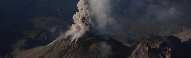 Schéma montrant la structure interne d'un volcan avec des explications sur les différents types de magma.