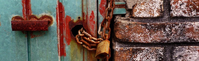 Ouvrir une porte bloquée par une chaine avec une clé à molette