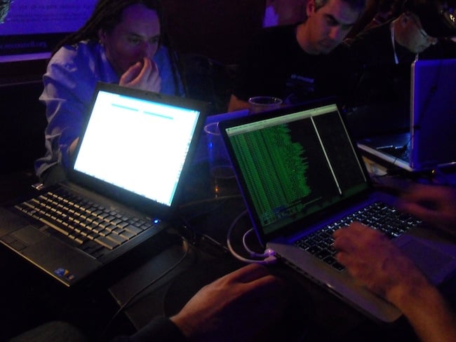 Photo d'un hacker en train de travailler sur son ordinateur