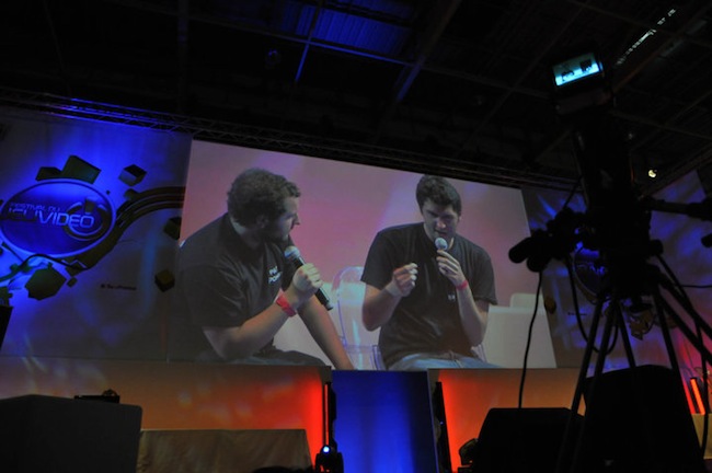 Pomf et Thud, deux joueurs professionnels de Starcraft 2, en train de jouer un match en ligne