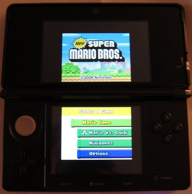Nintendo 3DS avec un jeu DS en mode plein écran