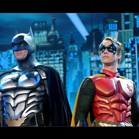 Le chanteur principal de la comédie musicale Batman en costume de super-héros