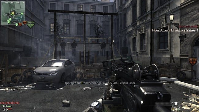 Capture d'écran de Battlefield 3 montrant un soldat armé d'un fusil d'assaut dans un environnement urbain