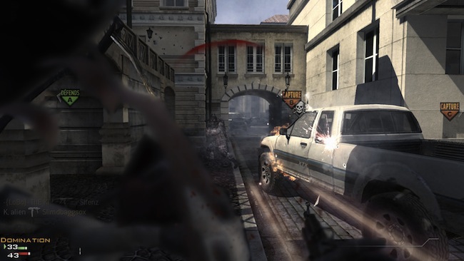 Capture d'écran de Battlefield 3 montrant un hélicoptère de combat survolant une ville en ruines