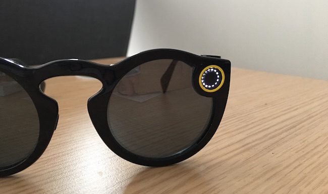 Schéma montrant comment réinitialiser les lunettes Spectacles de Snapchat