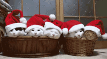 Décoration de sapin de Noël avec des boules rouges