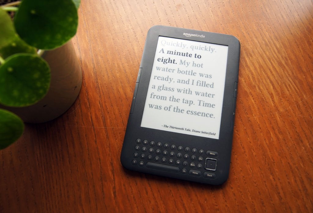 Horloge littéraire réalisée à partir d'un Kindle recyclé