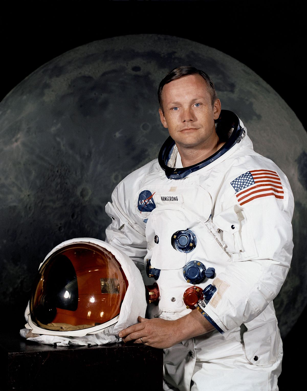Neil Armstrong et Buzz Aldrin marchant sur la surface lunaire