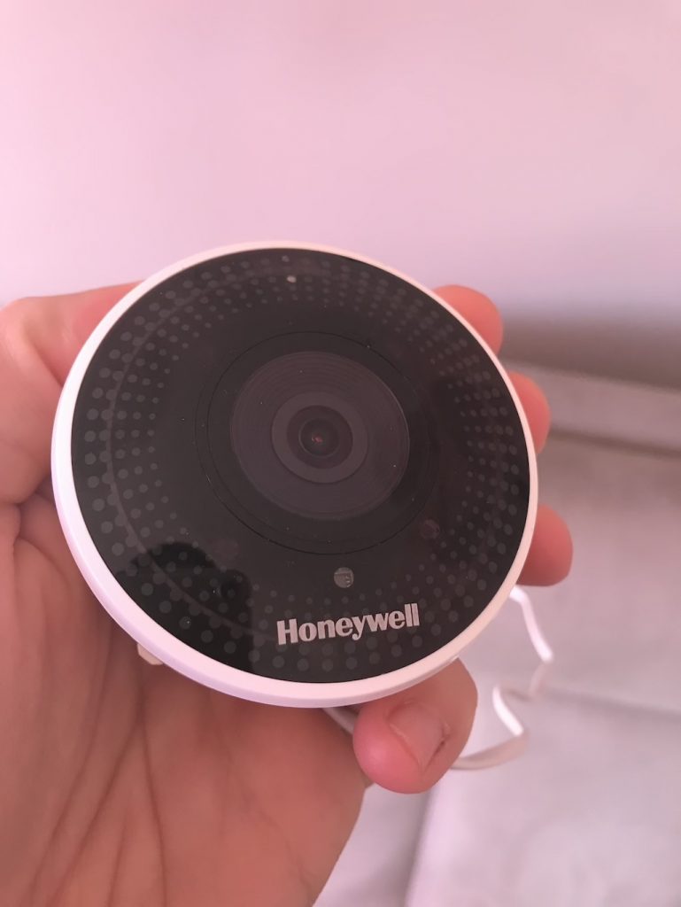 Caméra C2 Wifi de Honeywell vue de face avec écran