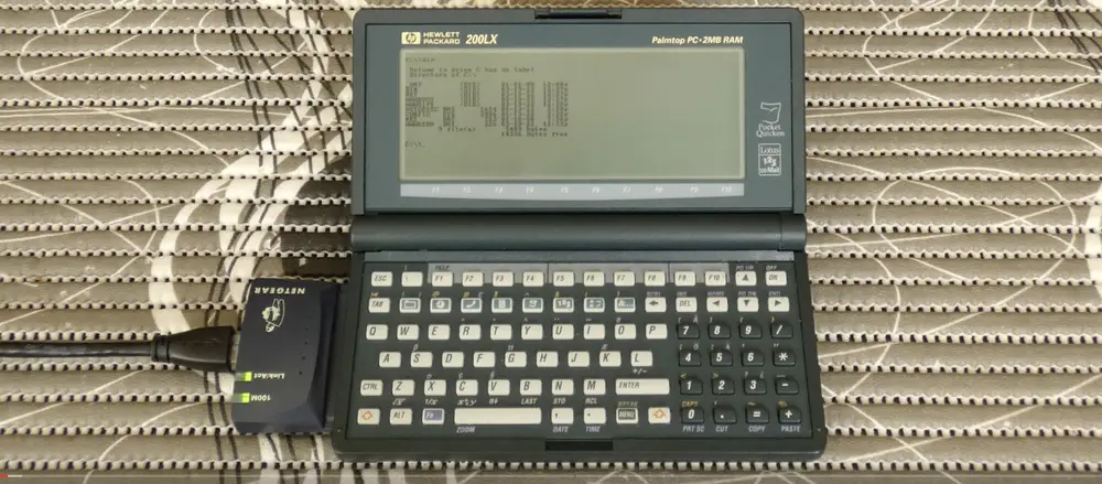 Un PC de poche de 1994 avec un serveur web installé