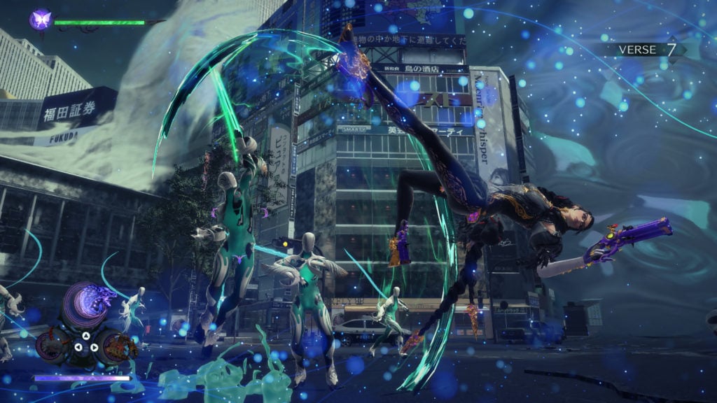 Capture d'écran du jeu vidéo Bayonetta 3 montrant l'héroïne en train de combattre des ennemis dans un décor urbain