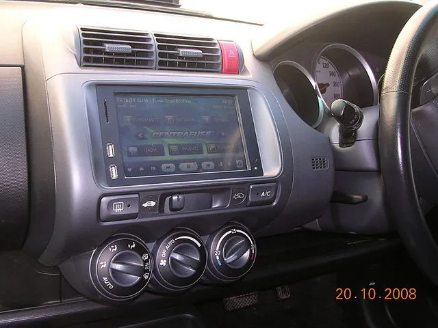Le système de navigation de l'EeePC 701 dans une voiture