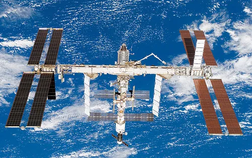 Intérieur de la station spatiale internationale avec vue sur la Terre