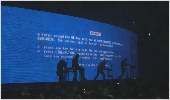 Une image montrant un écran bleu avec une icône de souris et un clavier à côté