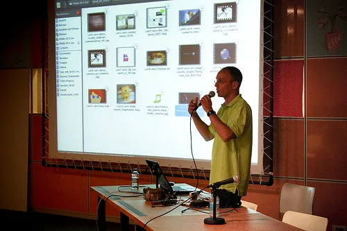 Photo d'une conférence à l'Ubuntu Party, un événement rassemblant des passionnés et des professionnels du logiciel libre
