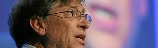 Bill Gates présentant Windows 95 lors d'une conférence en 1995