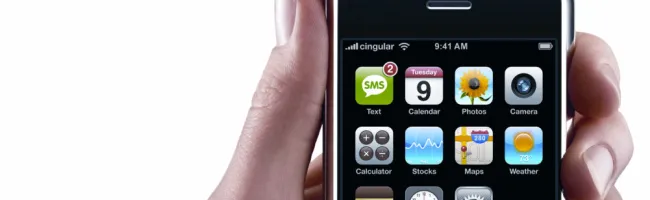 Apple espionne les utilisateurs d'iPhone - illustration d'un homme regardant son téléphone avec suspicion