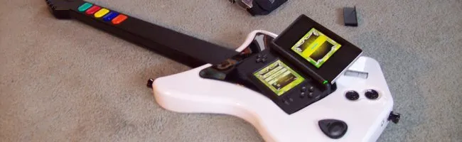 Guitar Hero sur Nintendo DS avec une vraie guitare en plastique