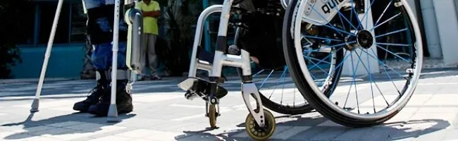 Un homme paralysé en train d'utiliser un exo-squelette pour marcher