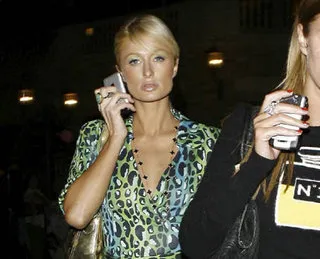 Jeune femme blonde utilisant un iPhone