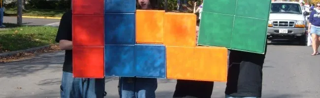 Jeu de Tetris humain avec plusieurs personnes alignées les unes sur les autres