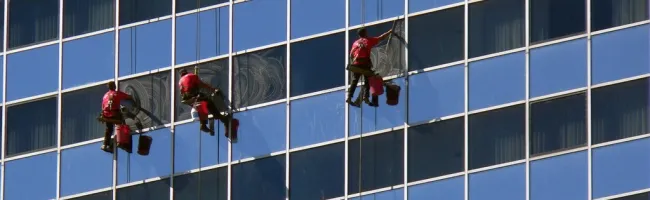 Robot laveur de vitres en action sur une fenêtre