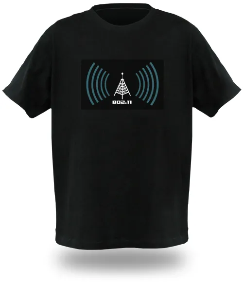 Homme portant un T-shirt avec un détecteur de hotspots Wifi sur la poitrine