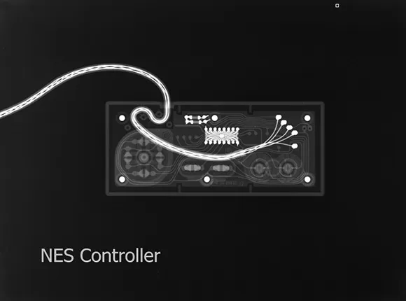 Manette de jeux pour Atari 2600 vue de dessous, avec ses boutons en caoutchouc et sa prise jack